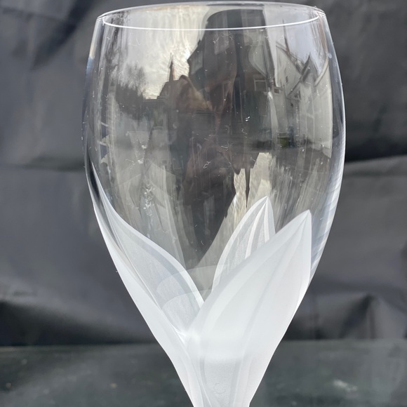 1 Val D’lsere by Mikasa Frosted Tulip Wine Goblet - Picture 6 of 10